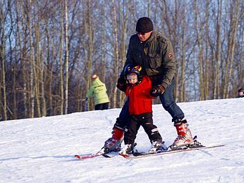 Wenn die ganze Familie Ski fährt, kann das ganz schön teuer werden. Foto: expresselblag/pixabay