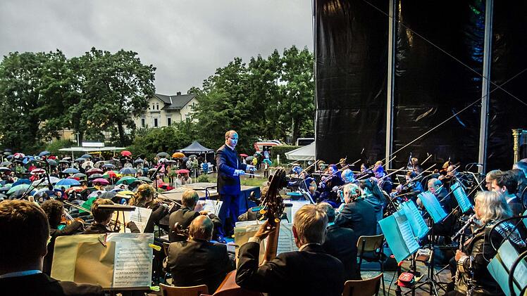 Impressionen vom Coburger Klassik-Open-Air im Rosengarten mit dem Philharmonischen Orchester des Landestheaters unter Leitung von Roland KluttigFoto: Jochen Berger