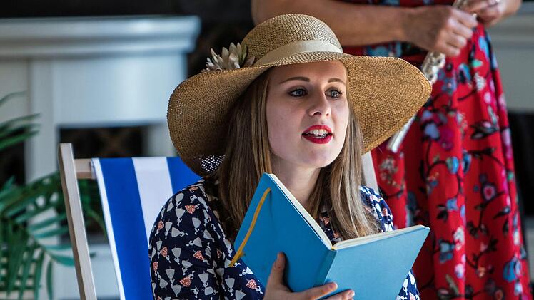 "Concert for Kids" im Landestheater Coburg: Katharina Malur stellte das Märchen von der kleinen Meerjungfrau vor.Foto: Jochen Berger