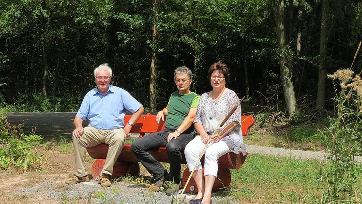 Auf der neuen Bank des Obst- und Gartenbauvereins lässt es ich gut rasten: (Von links) Erich Schießer, Vorsitzender OGV, Revierleiter Anton Goss und Bürgermeisterin Patricia Schießer.Doris Bauer