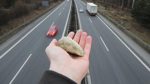 Betonbrocken auf Fahrbahn geworfen - minderjähriges Tätertrio schlägt zu