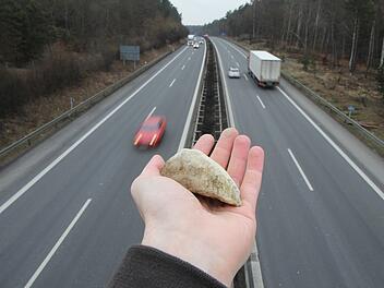 Steinwurf auf der A73 bei Fürth