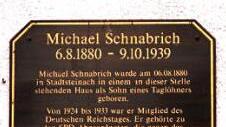 Eine Tafel in der Stadtsteinacher Wehrstraße erinnert an Michael Schnabrich. Foto: Klaus Klaschka