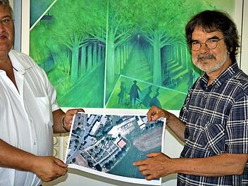 Bürgermeister Schneider (links) und Pfarrer Krug verweisen darauf, dass der Friedhof auch nach dem Verkauf eines Baugrundstückes über genügend Erweiterungsflächen verfügt.