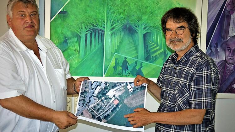 Bürgermeister Schneider (links) und Pfarrer Krug verweisen darauf, dass der Friedhof auch nach dem Verkauf eines Baugrundstückes über genügend Erweiterungsflächen verfügt.
