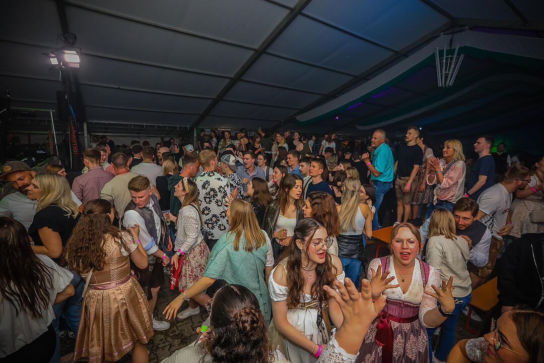 Samstagsparty im Festzelt!