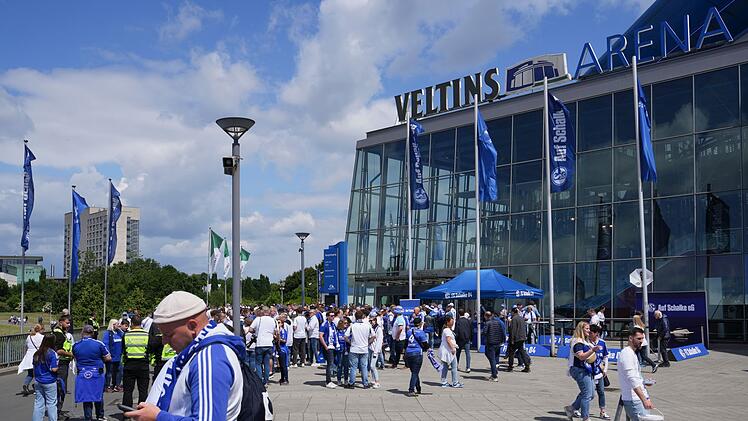 Endlich wieder Festtage auf Schalke? Am 1. August startet die neue Zweitliga-Saison im Herzen des Ruhrgebiets mit dem Duell gegen den Hauptstadtclub Hertha BSC Berlin - der definitiv aufsteigen möchte. Auch auf Schalke hätte man nichts gegen einen Aufstieg, doch hier formuliert man nach Platz 14 in der Vorsaison die Ziele vorsichtiger.