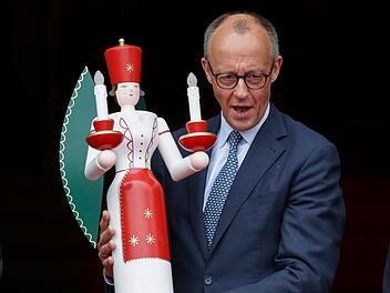 Traditionelles Fest bei Merz &ndash; wichteln gegen P&auml;ckchenflut