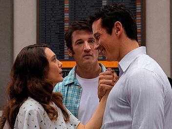 Als Joan (Elizabeth Olsen) in "Eternity" im Jenseits landet, wird sie mit einer schwierigen Entscheidung konfrontiert: Nicht nur Larry (Miles Teller, Mitte), mit dem sie ihr Leben verbracht hat, erwartet sie dort. Es kommt auch zum Wiedersehen mit Luke (Callum Turner), ihrer ersten gro&szlig;e Liebe, die jung starb.