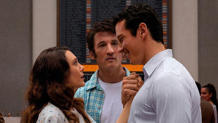 Als Joan (Elizabeth Olsen) in "Eternity" im Jenseits landet, wird sie mit einer schwierigen Entscheidung konfrontiert: Nicht nur Larry (Miles Teller, Mitte), mit dem sie ihr Leben verbracht hat, erwartet sie dort. Es kommt auch zum Wiedersehen mit Luke (Callum Turner), ihrer ersten gro&szlig;e Liebe, die jung starb.