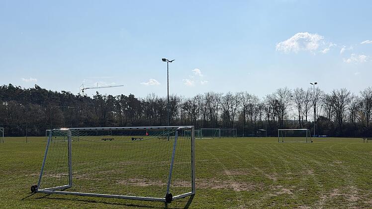 Fu&szlig;balltor st&uuml;rzt auf 7-j&auml;hrigen Jungen