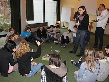 ,Sauba bleim!‘ rieten (von recht) Jochen Belz, Tanja Bühler und Michael Schad (verdeckt) den Achtklässlern der Dreiberg-Schule. Foto: may