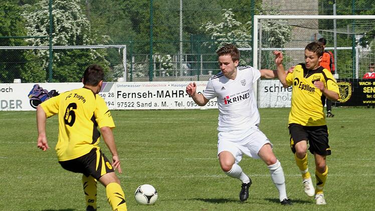 Der Sander Sebastian Götz (2. von links) legt sich den Ball zu weit vor und scheitert am Trogener Torsten Drechsel (links), rechts Tomas Bauer. Foto: Günther Geiling