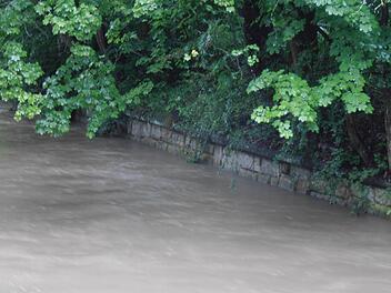 Viel fehlt nicht mehr bis zum Erreichen der Uferböschung an der Itz in Höhe der Bahnhofstraße.Fotos: Jochen Berger