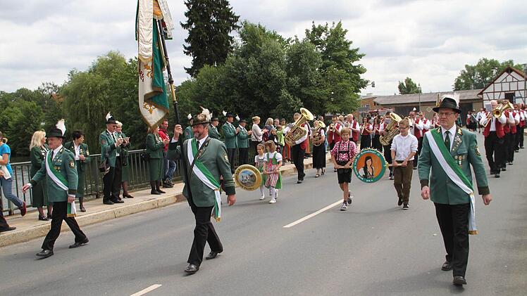 Der Zug bot ein farbenprächtiges Bild.