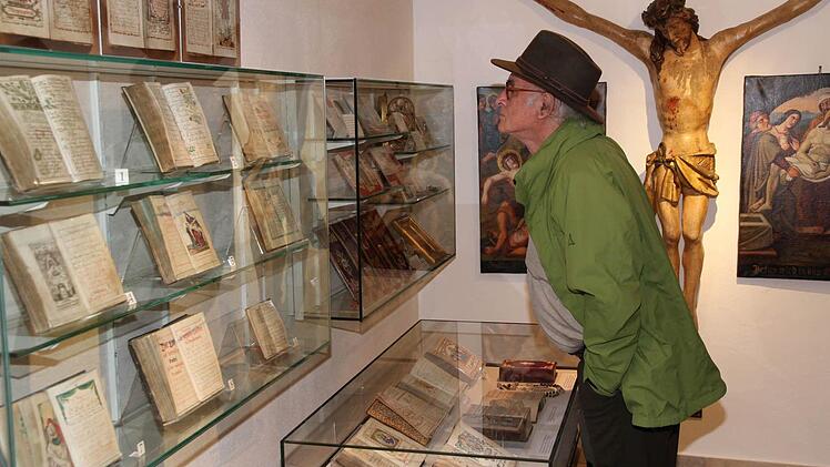 Dokumente der Volksfrömmigkeit veranschaulichen handgeschriebene Gebetsbücher.