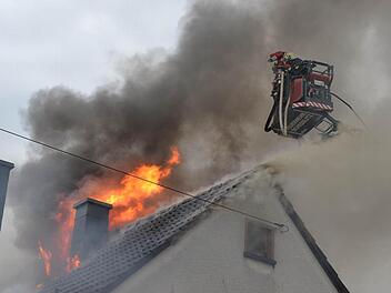 Ein Einfamilienhaus im Litzendorfer Gemeindeteil Melkendorf ist am Freitag bei einem Brand weitgehend zerstört worden. Verletzt wurde niemand, der Schaden wird auf etwa 100.000 Euro geschätzt.. Fotos: Ronald Rinklef