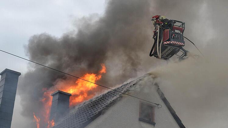 Ein Einfamilienhaus im Litzendorfer Gemeindeteil Melkendorf ist am Freitag bei einem Brand weitgehend zerstört worden. Verletzt wurde niemand, der Schaden wird auf etwa 100.000 Euro geschätzt.. Fotos: Ronald Rinklef