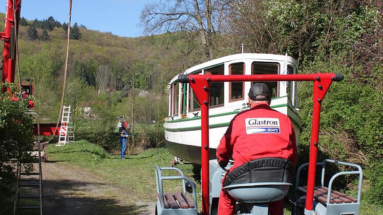 Auch schon ein Oldtimer, der Eicher-Traktor, mit dem Norbert Gerner die Boote auf dem Gleis zieht. Foto: Thomas Mäuser