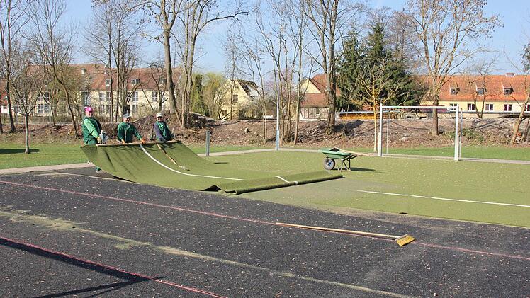 Das Kunstrasenfeld entfernten Mitarbeiter des Kreisbauhofes Ende März. Wo es wieder aufgebaut wird, ist derzeit noch unklar. Foto: Ralf Kestel