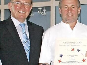 Gert Koch (rechts) wird für sein Engagement von Erwin Dotzel (links) ausgezeichnet. Foto: privat