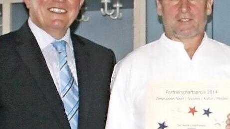 Gert Koch (rechts) wird für sein Engagement von Erwin Dotzel (links) ausgezeichnet. Foto: privat
