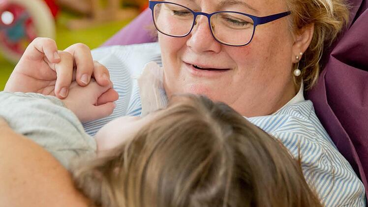 Eine Erlanger Fachkrankenschwester vom Kinderpalliativteam mit einem Mädchen, das an einer seltenen Krankheit leidet. Foto: Archiv/dpa-Bildfunkv