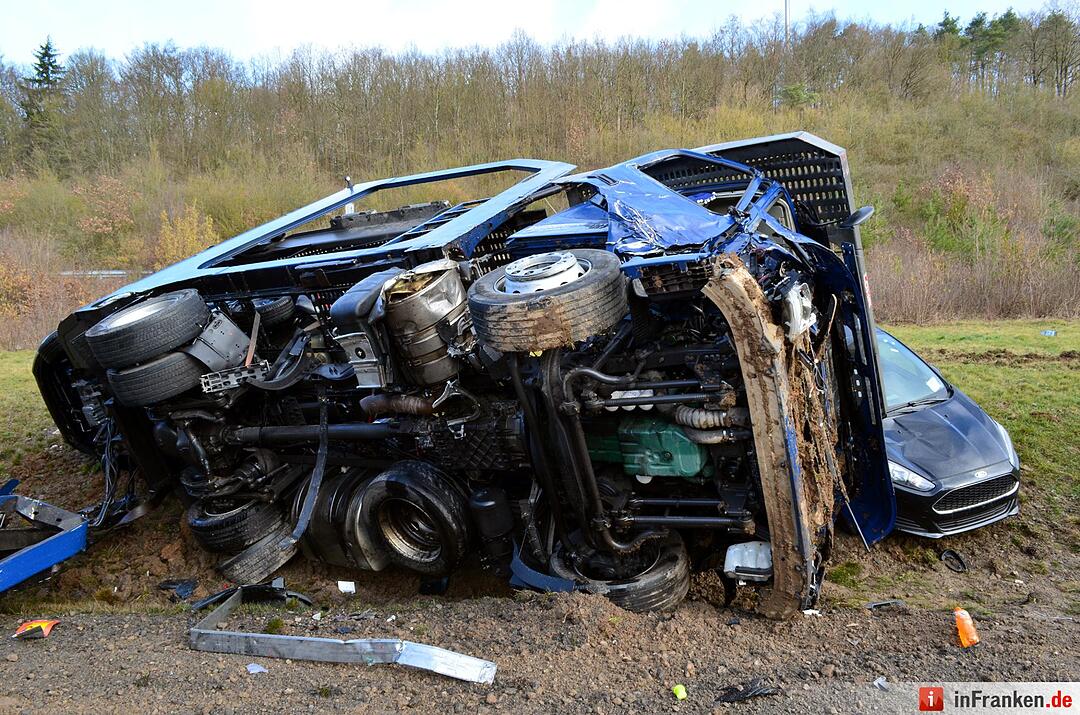 Schwerer Unfall mit Autotransporter auf A3 bei Würzburg