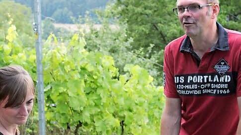 Weinbauer Jürgen Schneidawind hat selten Wandergäste bei sich. Eine Verkostung bei sich auf dem Berg wertete er als "Premiere".