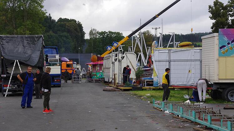 Überall auf dem Festgelände wimmelt es am Montagvormittag vor Arbeitern. Foto: Marco Meißner
