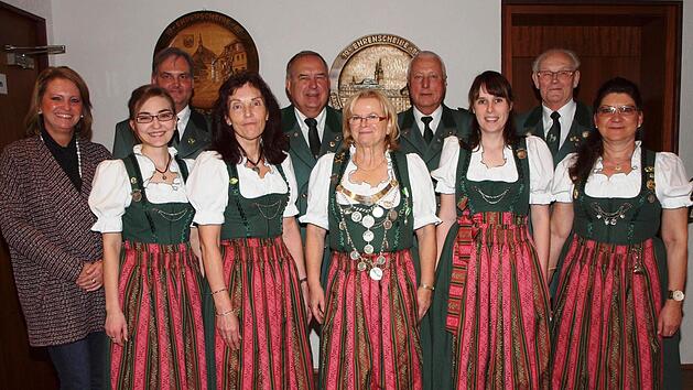 Beim K&ouml;nigsessen waren dabei (vorne von links): Zweite B&uuml;rgermeisterin Sabine Rie&szlig;ner, Christina Brandmeier, Martina M&uuml;ller, Carola Stellmacher, Kathrin Kn&ouml;ferl, Damenleiterin Michaela Brandmeier, hinten von links: Dritter Sch&uuml;tzenmeister Hans-Georg Rie&szlig;ner, Erster Sch&uuml;tzenmeister Erwin Kalb sowie die Ehrensch&uuml;tzenmeister Siegfried J&auml;kel und Alfred Brandmeier.  Foto: Alfred Thieret