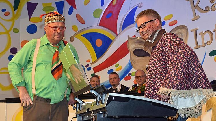 Als "Fahrende Straßenmusikanten" ernteten Pfarrer Stephan Eschenbacher (rechts) und Diakon Manfred Griebel viel Applaus. Fotos: Ulrike Langer