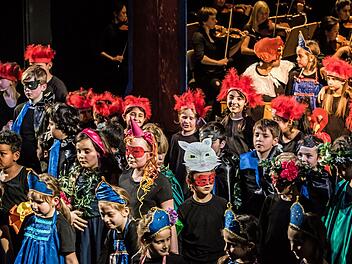 "Compose Strawinsky":_Ovationen gab es für die Schülerinnen und Schüler der Coburger Lutherschule beim Auftritt im Landestheater.Foto: Jochen BErger