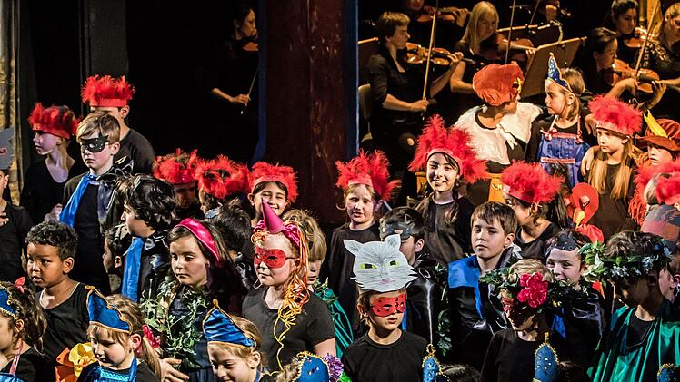 "Compose Strawinsky":_Ovationen gab es für die Schülerinnen und Schüler der Coburger Lutherschule beim Auftritt im Landestheater.Foto: Jochen BErger