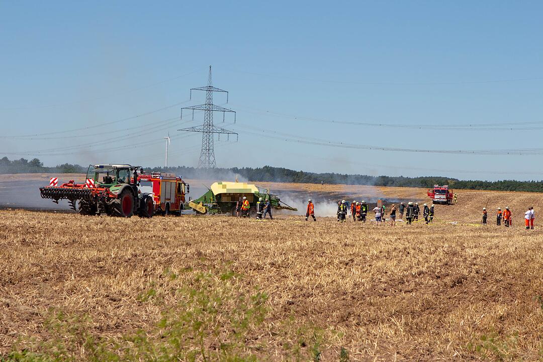 Kreis Neustadt/Aisch: Heiß gelaufenes Arbeitsgerät steckt einen Hektar Feld in Flammen – 100.000 Euro Schaden