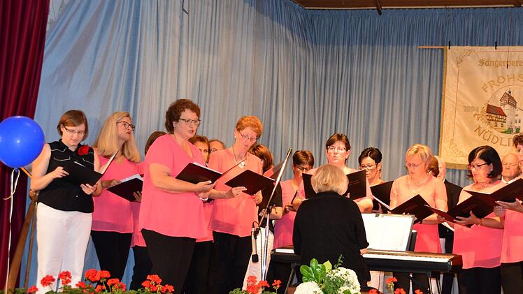 Der Haarder Frauenchor singt zusammen mit den Frauen der Nüdlinger Chorgemeinschaft. Foto: Arthur Stollberger