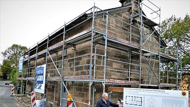 Die Revitalisierung des gemeindlichen Anwesens Bahnhofstra&szlig;e 25 ist die gr&ouml;&szlig;te Investitionsma&szlig;nahme der Marktgemeinde Marktschorgast in diesem Jahr. Im ehemaligen Wasserhaus der Bahn entstehen zwei Wohnungen.  Foto: Werner Rei&szlig;aus