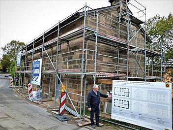 Die Revitalisierung des gemeindlichen Anwesens Bahnhofstraße 25 ist die größte Investitionsmaßnahme der Marktgemeinde Marktschorgast in diesem Jahr. Im ehemaligen Wasserhaus der Bahn entstehen zwei Wohnungen.  Foto: Werner Reißaus
