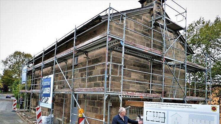 Die Revitalisierung des gemeindlichen Anwesens Bahnhofstraße 25 ist die größte Investitionsmaßnahme der Marktgemeinde Marktschorgast in diesem Jahr. Im ehemaligen Wasserhaus der Bahn entstehen zwei Wohnungen.  Foto: Werner Reißaus