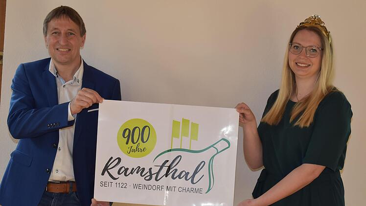 Bürgermeister Rainer Morper präsentiert mit Weinprinzessin Mirjam Gößmann-Schmitt das Jubiläumslogo.