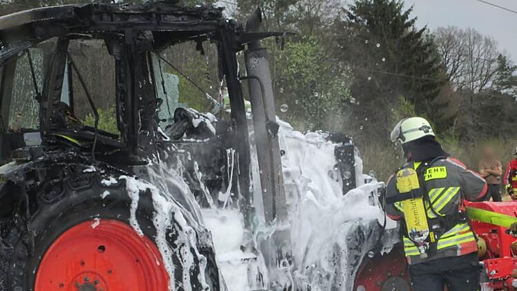 Herpersdorf: Spektakulärer Feuerwehr-Einsatz - Traktor gerät in Vollbrand