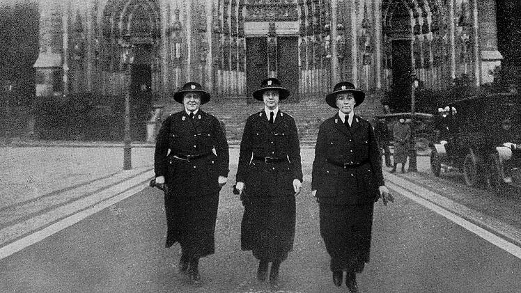 In den 1920er-Jahren treten Polizistinnen in Uniform erstmals &ouml;ffentlich auf. Sie sollen das Bild der Polizei nachhaltig ver&auml;ndern.