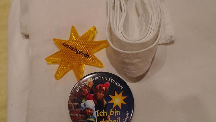Der Button mit der Aufschrift "Ich bin dabei" bekommt jeder Sternsinger angeheftet, ebenso der Sternsinger-Reflektor-Stern. Foto: Stephanie Elm