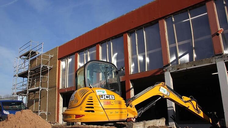 Vor dem Gebäude wird gebaggert. Foto: Marco Meißner