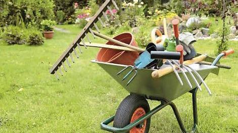 Gärtner im Einsatz: Die Schubkarre hilft, die vielen Utensilien von A nach B zu bringen.  Foto: HLC