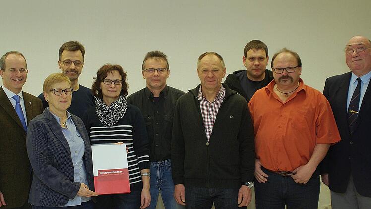 Dr. Alexander Siebel (l.) und der Stellvertretende Bereitschaftsführer aus Hammelburg, Gerald Neupert (r.) dankten den Spendern, die 75- oder 50 mal ihr Blut gaben mit der Ehrennadel.  Foto: Winfried Ehling