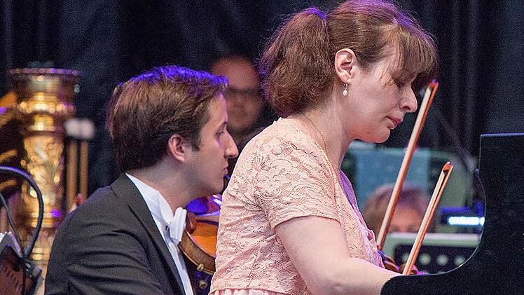 Impressionen vom Klassik-Open-Air im Coburger Rosengarten: Diano Zohrabyan beeindruckte als Solistin in Rachmaninows 2. Klavierkonzert.Foto: Albert Höchstädter