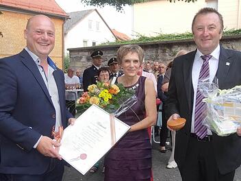 Die offizielle Verabschiedung von Bürgermeister Udo Baumann (rechts) übernahm sein Nachfolger Georg Seiffert (links). Dankesworte und Blumen gab es auch für Baumanns Ehefrau Elisabeth. Foto: Marion Eckert
