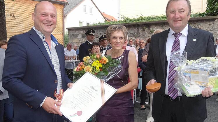 Die offizielle Verabschiedung von Bürgermeister Udo Baumann (rechts) übernahm sein Nachfolger Georg Seiffert (links). Dankesworte und Blumen gab es auch für Baumanns Ehefrau Elisabeth. Foto: Marion Eckert