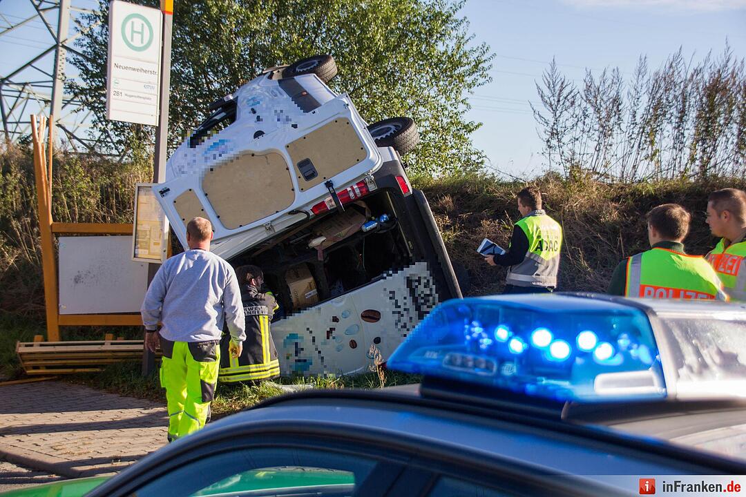 Transporter kollidiert mit Kleinwagen und kracht in Bushaltestelle